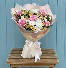 Букет цветов из:  Гвоздики, Орхидеи и Розы в Молоди