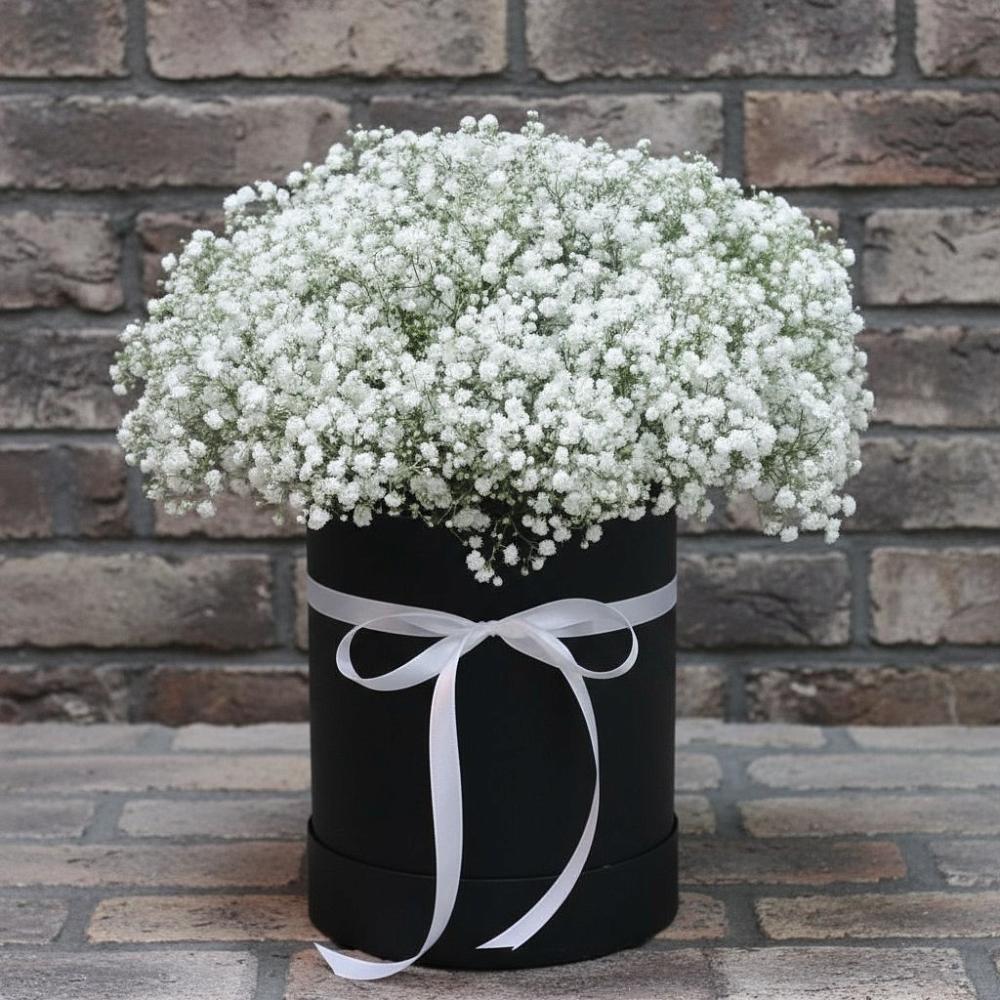 Цветочная композиция из Гипсофила в шляпной коробке в Молоди