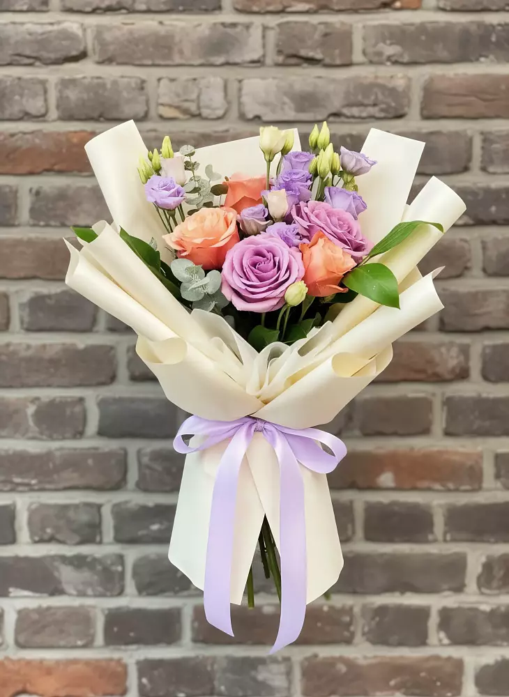 Букет цветов из: Лизиантусы и Розы в Молоди