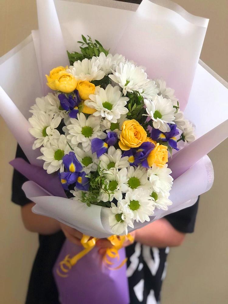 Букет цветов из: Ирисы, Хризантемы и Розы в Молоди