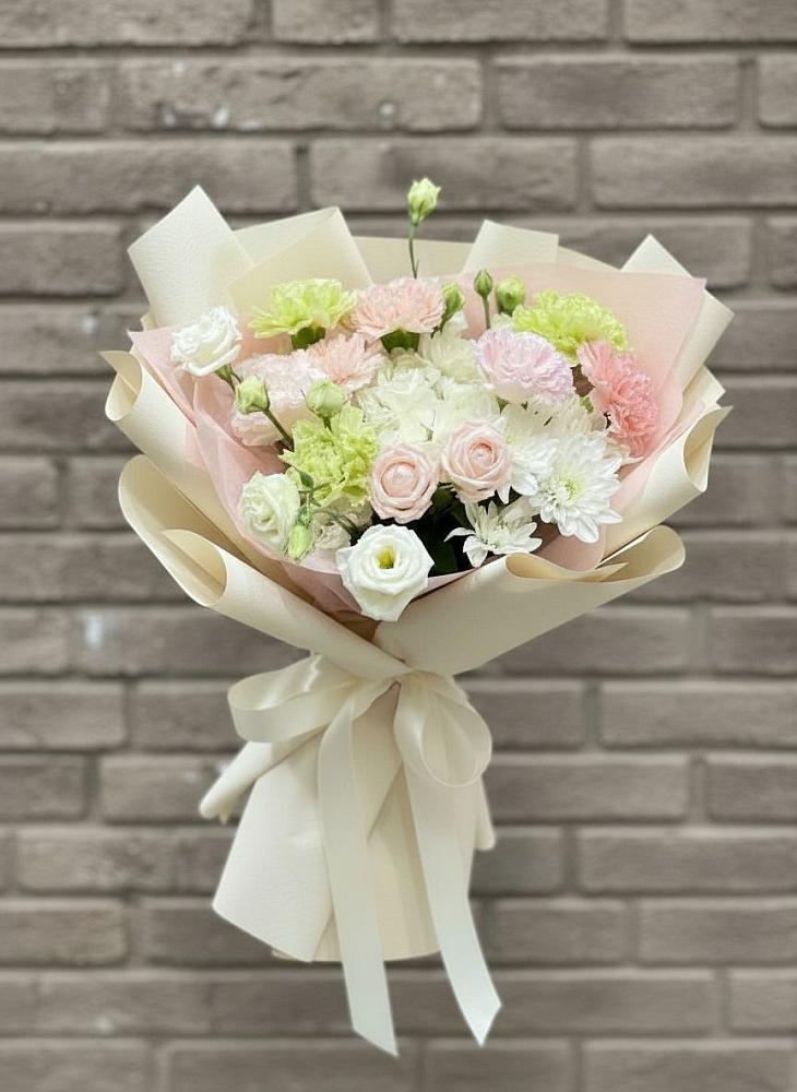 Букет цветов из: Гвоздики, Розы, Лизиантусы и Хризантемы в Молоди