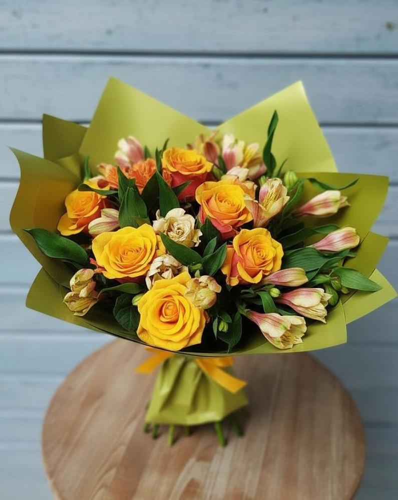 Букет цветов из: Альстромерии и Розы в Молоди