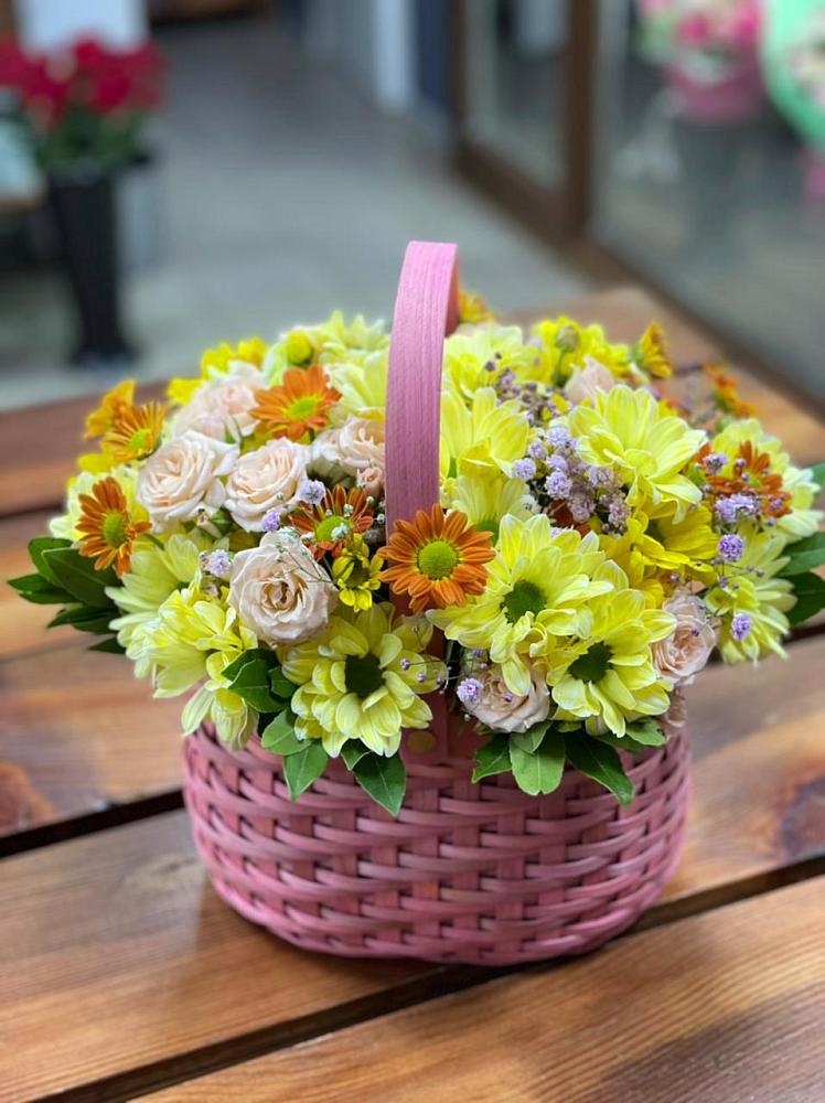 Цветочная композиция из Хризантемы и Розы в корзине в Молоди