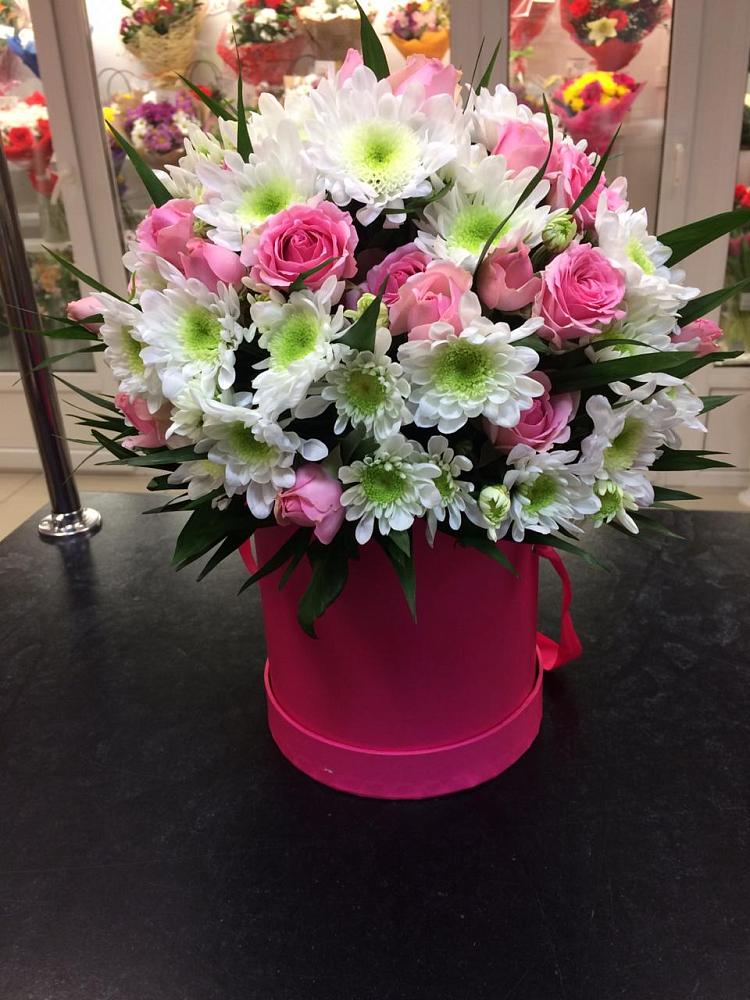 Цветочная композиция из Розы и Хризантемы в шляпной коробке в Молоди