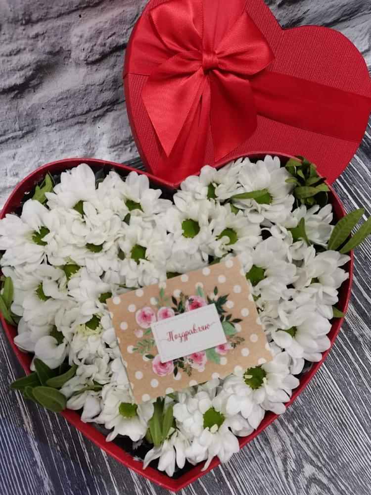 Цветочная композиция из Хризантемы в виде сердца в Молоди
