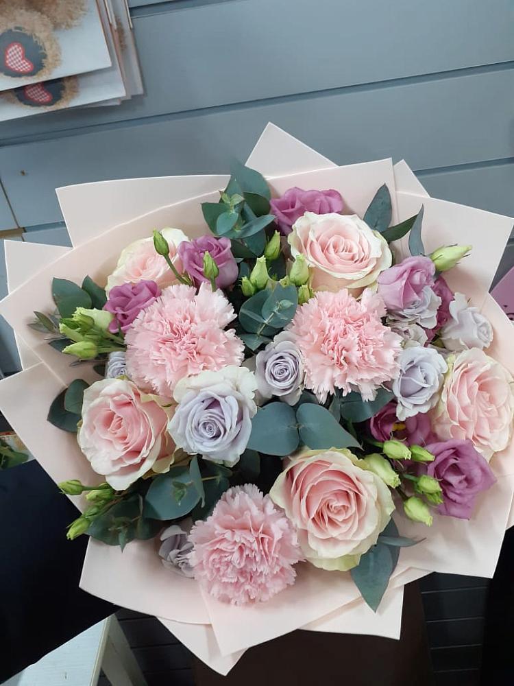 Букет цветов из: Розы, Гвоздики и Лизиантусы в Молоди